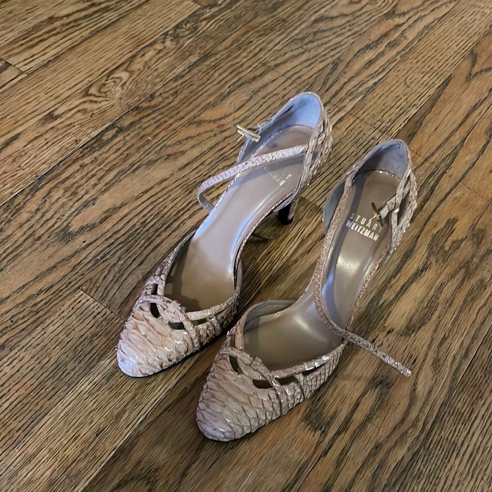 Stuart Weitzman Sandals very unique worn only a few times run small size 6